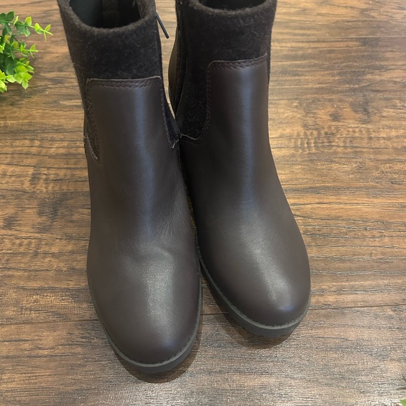 UGG Australia ๐ Womenโs Amathea Dark Brown Leather Chunky Heeled Boots Sz 8 - Picture 5 of 9